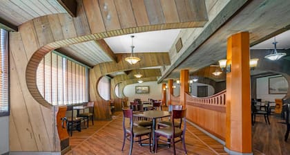 Quality Inn & Suites at Coos Bay