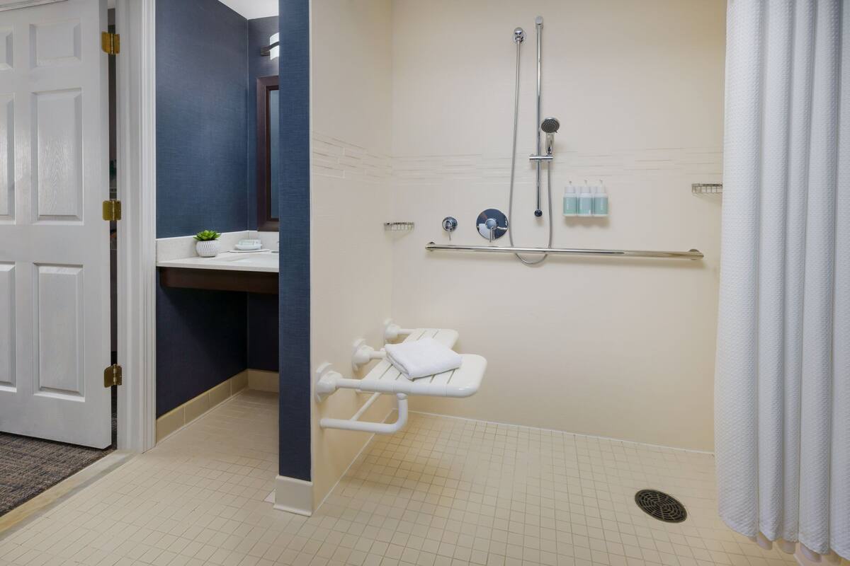 Ein Badezimmer mit Dusche, Toilette und Waschbecken.