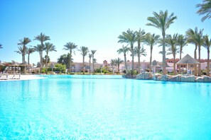 3 outdoor pools, pool umbrellas, sun loungers - Parrotel Beach Resort (Sharm El Sheikh)