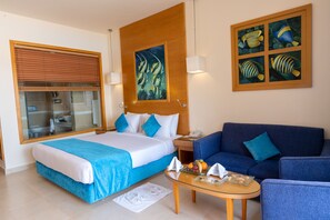 Frigobar, cofres nos quartos, escrivaninha, cortinas blackout