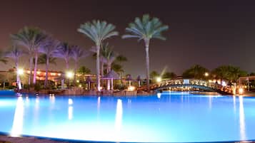 3 outdoor pools, pool umbrellas, pool loungers