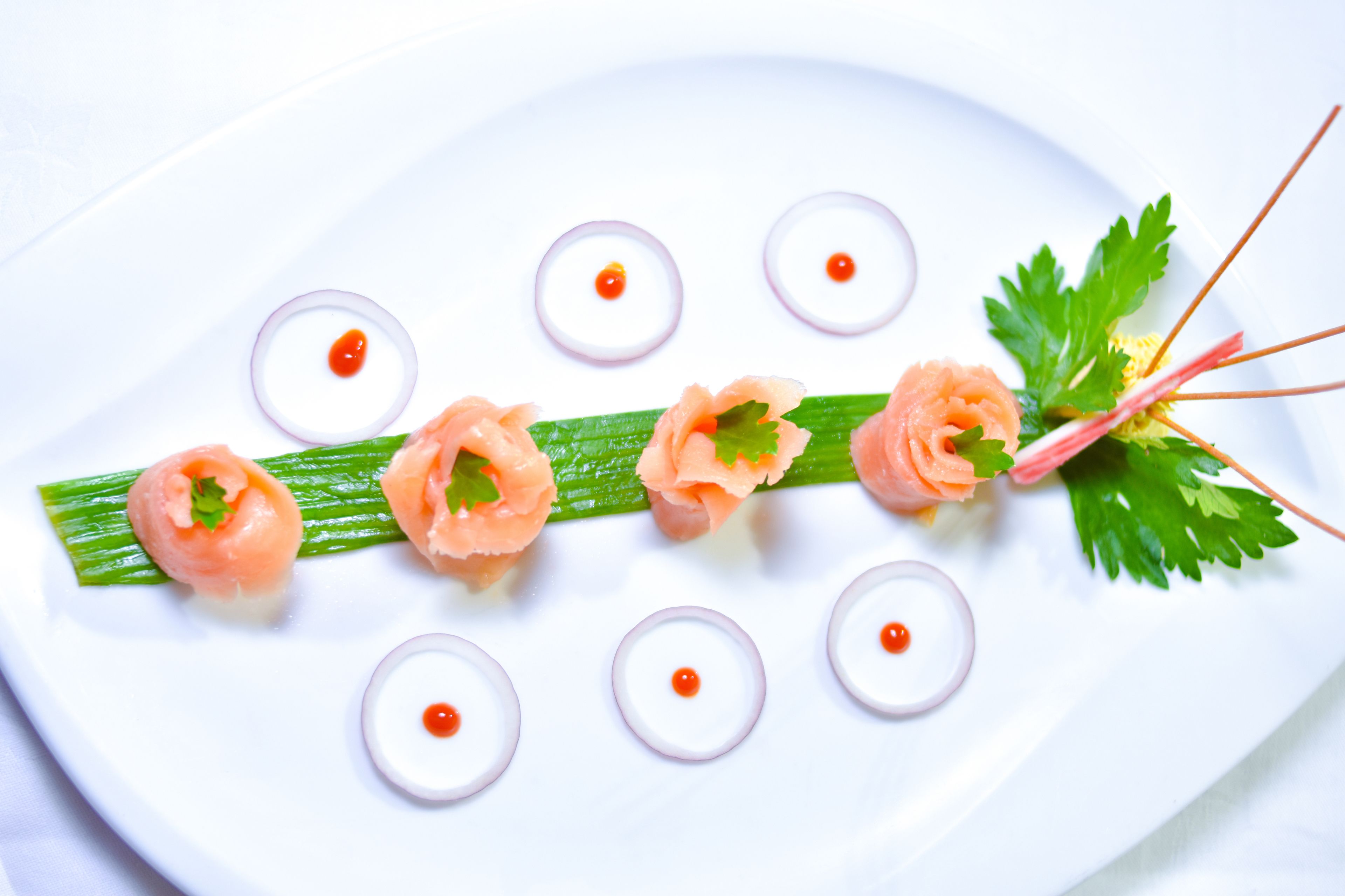 4 restaurants, lunch, dinner served; international cuisine