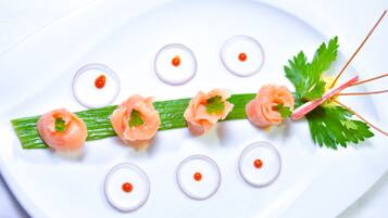 4 restaurants; lunch and dinner served