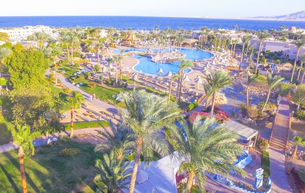 3 outdoor pools, pool umbrellas, sun loungers - Parrotel Beach Resort (Sharm El Sheikh)