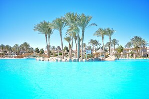 3 outdoor pools, pool umbrellas, sun loungers - Parrotel Beach Resort (Sharm El Sheikh)