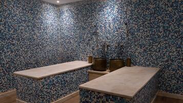 Salas de tratamiento para parejas, un sauna, una bañera de hidromasaje