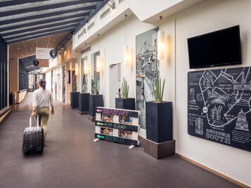 Daily to-go breakfast (EUR 18 per person)