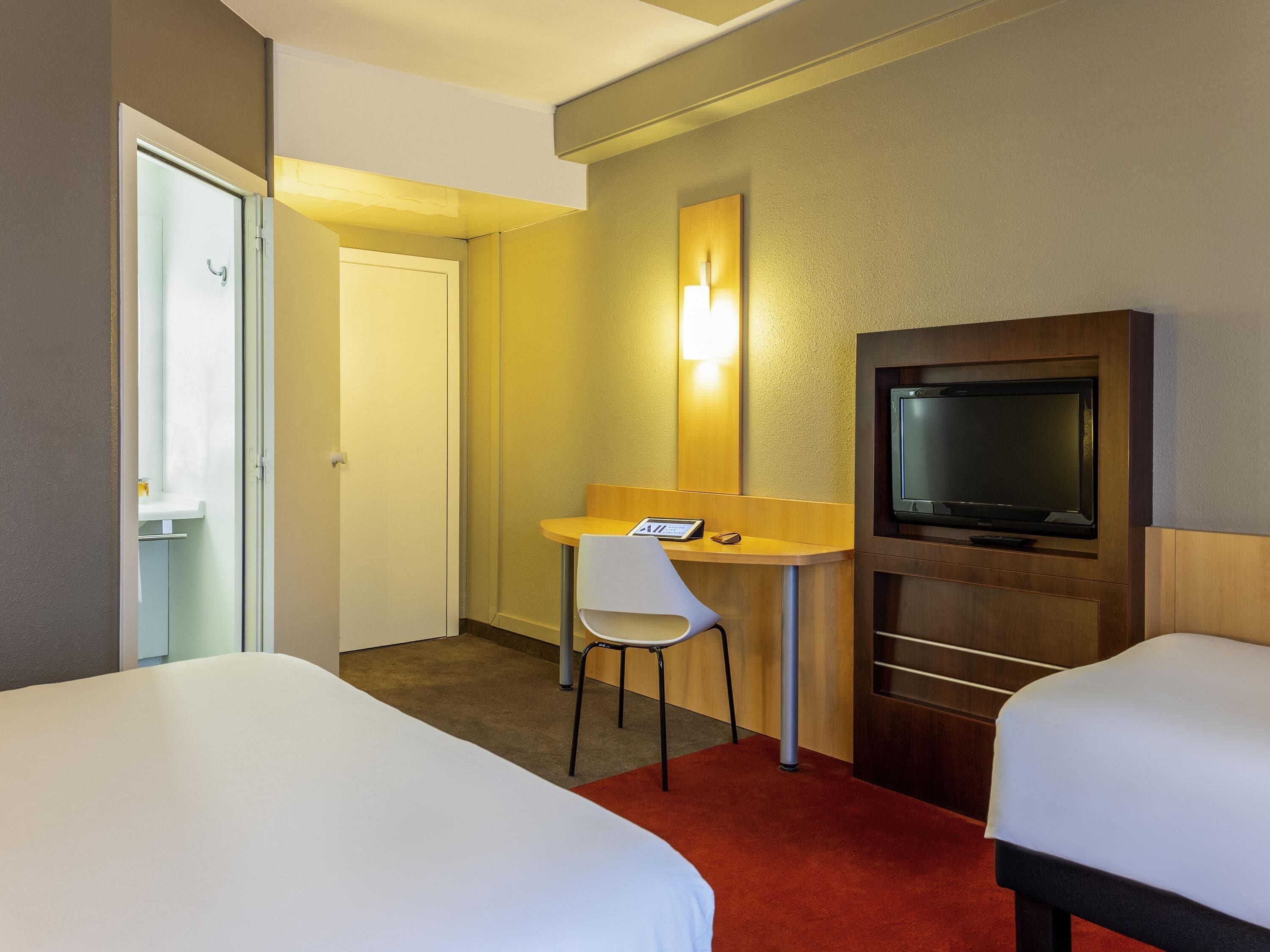 Double Room | In-room safe, desk, soundproofing, iron/ironing board
