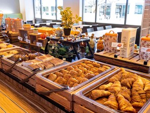 A buffet with various food items, including bread, pastries, and cereals. - ibis Brussels Centre Gare Midi (Brussels)