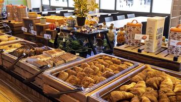Petit déjeuner à emporter servi tous les jours en supplément