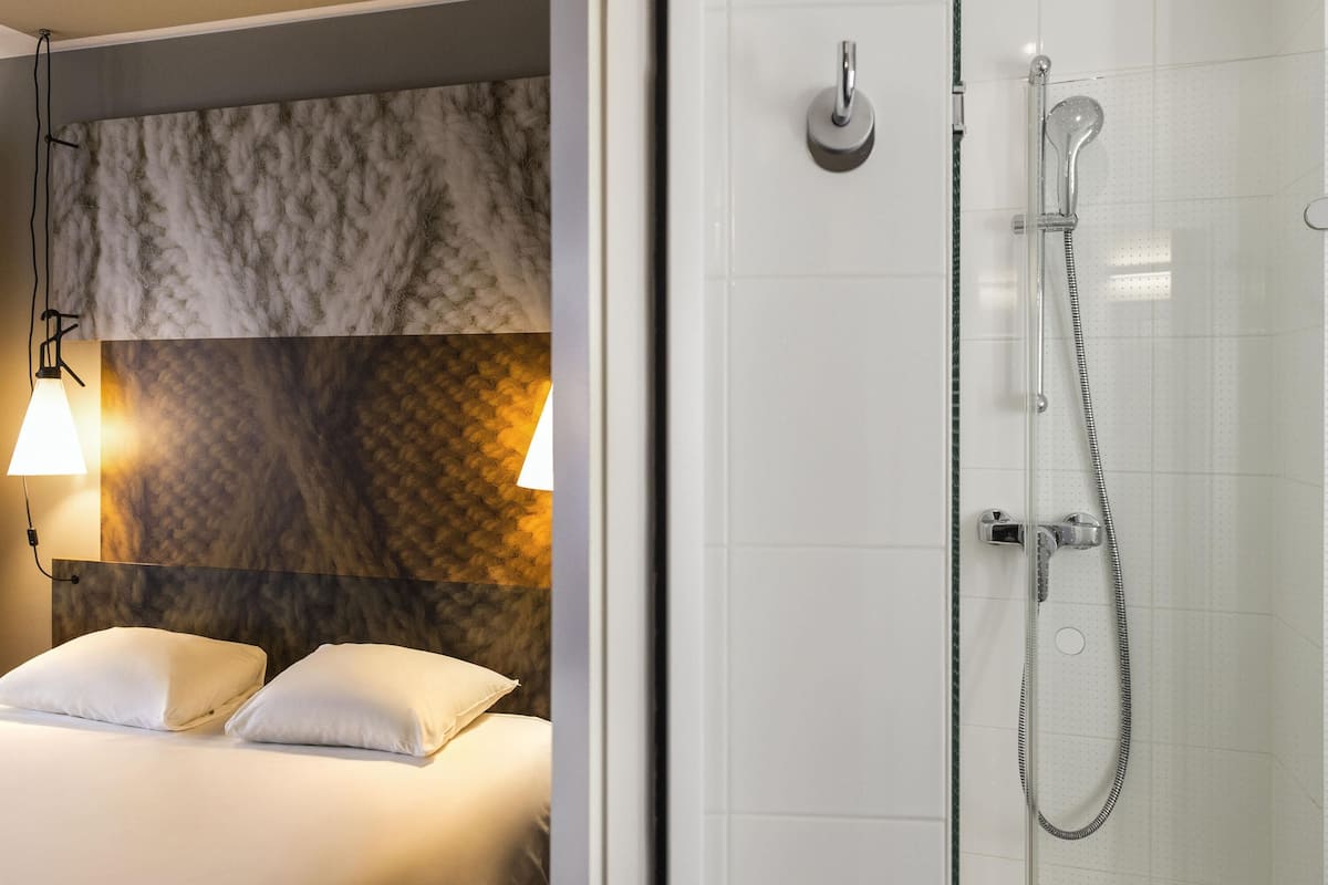 Chambre Prestige double, 1 lit double | Coffre-fort, bureau, systĂšme dâinsonorisation, fer et planche Ă repasser