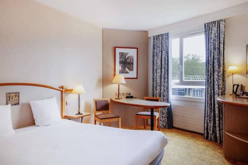 Minibar, desk, soundproofing, iron/ironing board