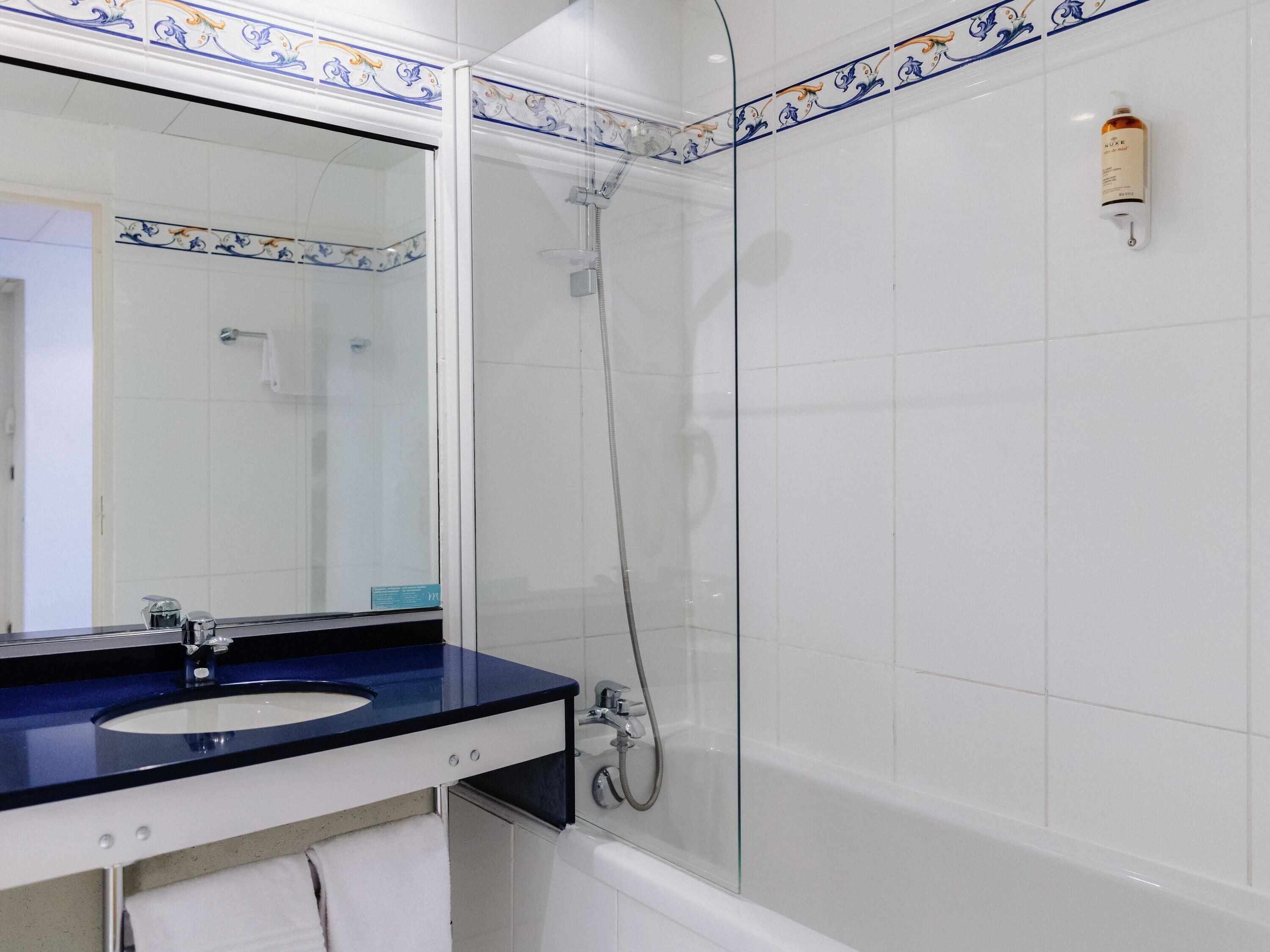 Bañera, artículos de tocador ecológicos, secador de pelo, toallas