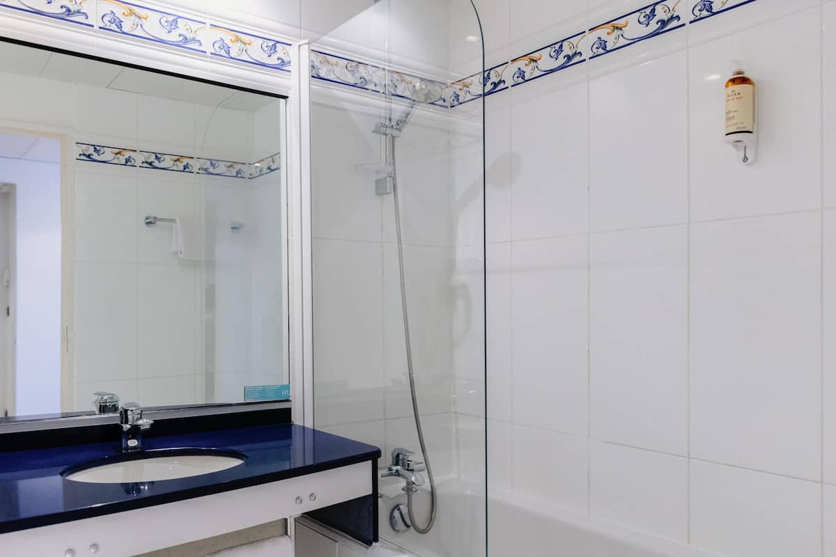 Bañera, artículos de tocador ecológicos, secador de pelo, toallas