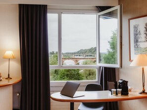 Minibar, escritorio, sistema de insonorización