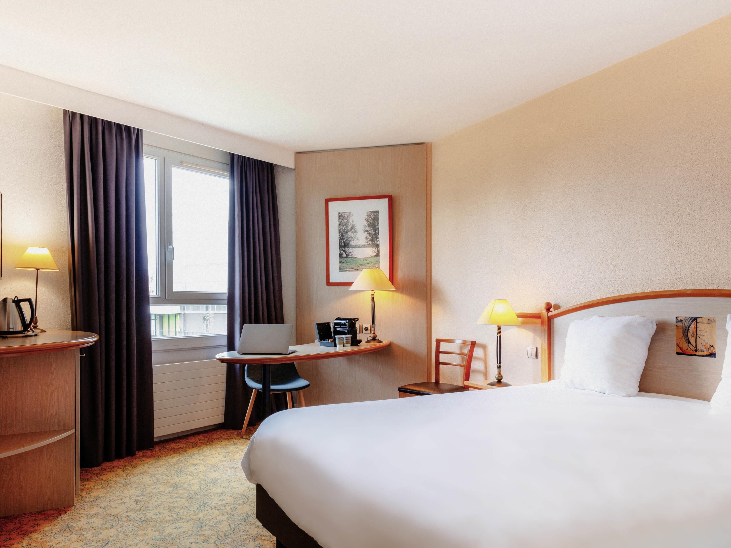 ميني بار ومكتب وتجهيزات عازلة للصوت ومكواة/لوح كي