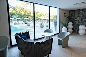 Lobby lounge