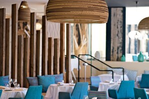 Se sirven desayunos, comidas y cocina francesa con vista a la alberca