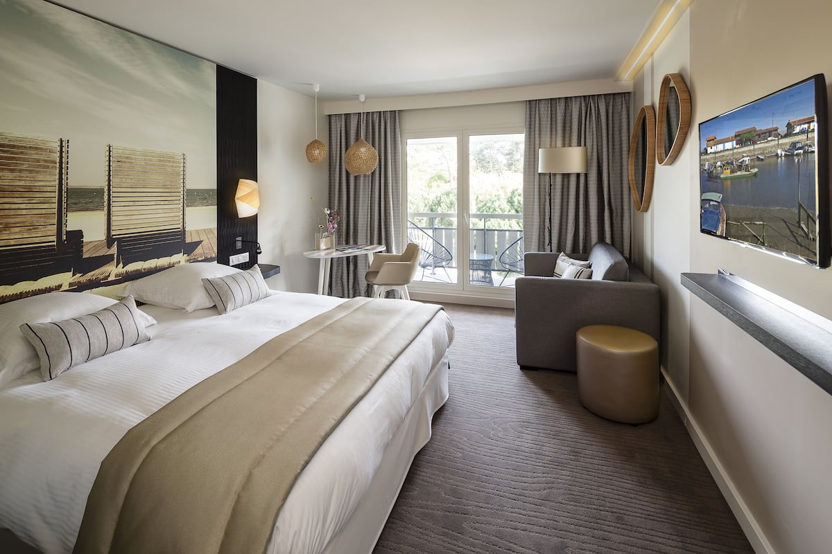 in-room safe, individually decorated, individually furnished