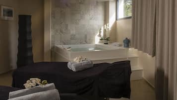 Un sauna, una bañera de hidromasaje, baño turco, tratamientos corporales