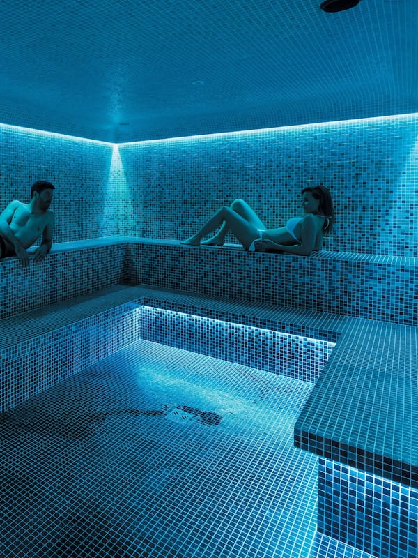 Un sauna, una bañera de hidromasaje, baño turco, tratamientos corporales