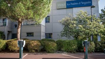 Parking sans voiturier (15 EUR par jour)