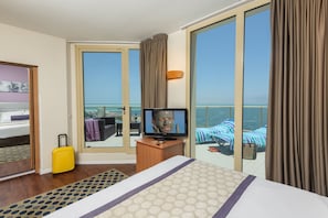 One Twin Bed | Hypo-allergenic bedding, in-room safe, desk, blackout curtains