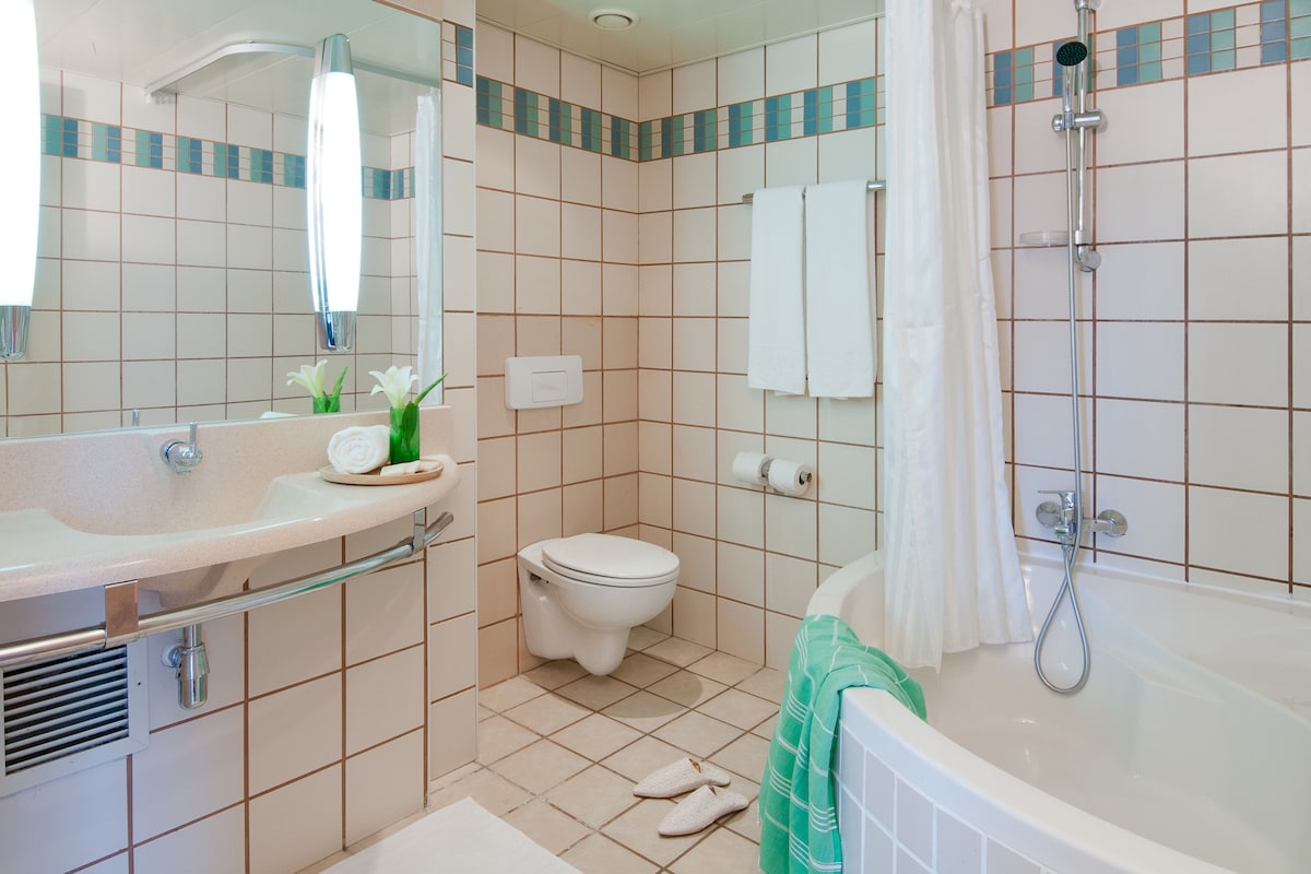 A bathroom with a sink, toilet, and bathtub.