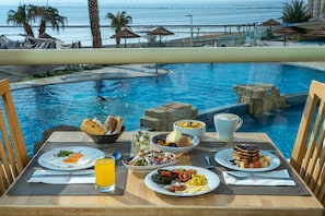 Breakfast, lunch, dinner served; Middle Eastern cuisine