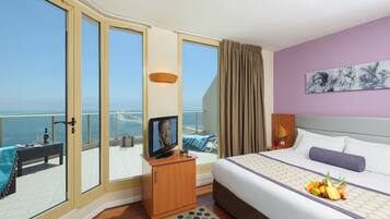 Ropa de cama hipoalergénica y caja de seguridad en la habitación