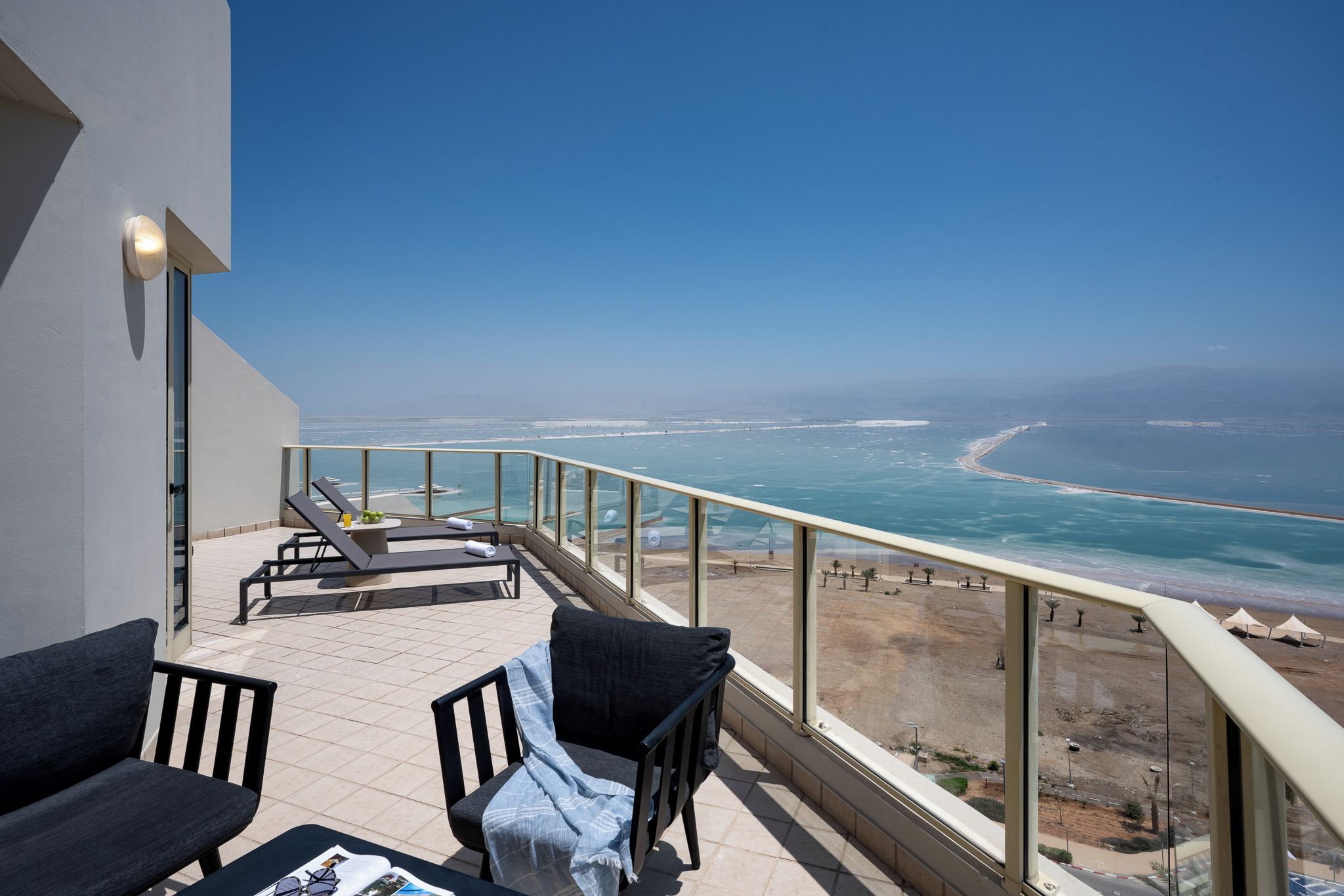 Un balcone con vista sulla spiaggia e sull'oceano.