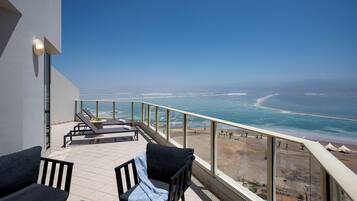 Un balcone con vista sulla spiaggia e sull'oceano.