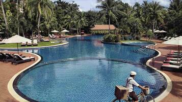 Lounge tại sảnh, nhìn ra vườn, mở cửa hàng ngày