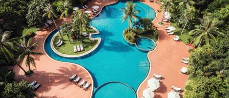 Una piscina al aire libre, cabañas de piscina gratuitas, sombrillas
