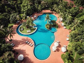 Una piscina al aire libre, camas de piscina gratis, sombrillas