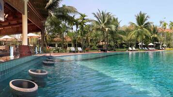 Lobby lounge, garden views, open daily