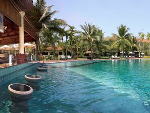 Lobby lounge, garden views, open daily