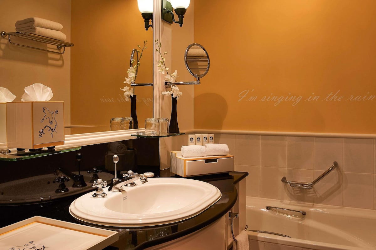 Separate bathtub and shower, deep-soaking bathtub, rainfall showerhead