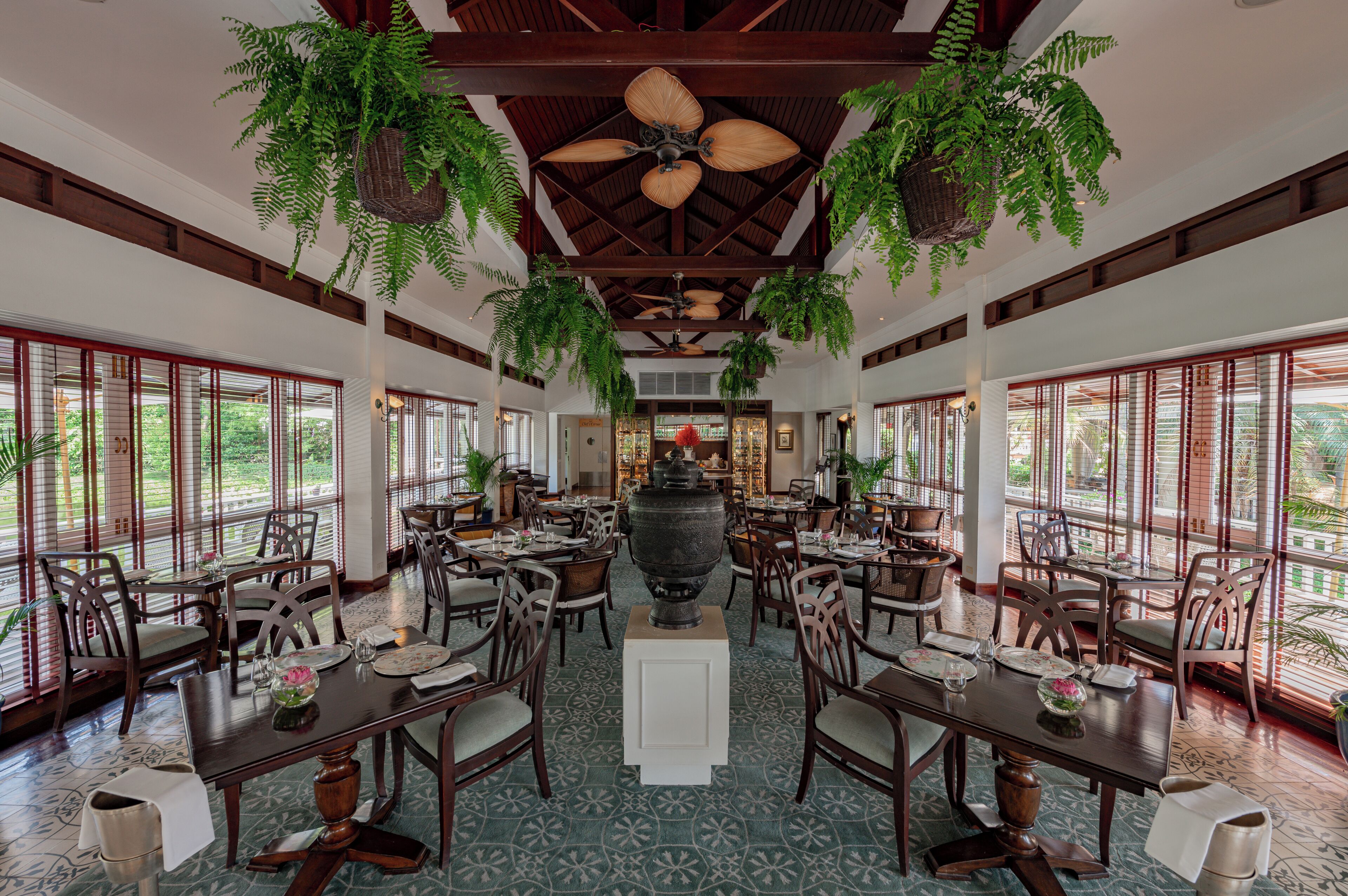 3 restaurants, breakfast, lunch, dinner served; french cuisine