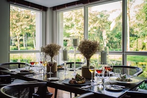 3 restaurants, breakfast, lunch, dinner served; French cuisine