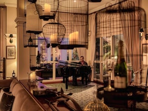 Bar-salon de foyer, vue sur le jardin, ouvert tous les jours
