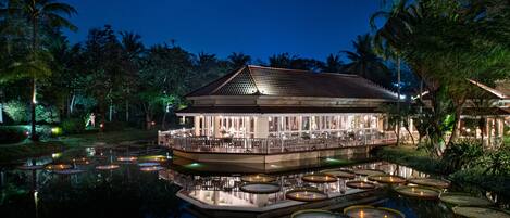 3 restaurants, breakfast, lunch, dinner served; French cuisine