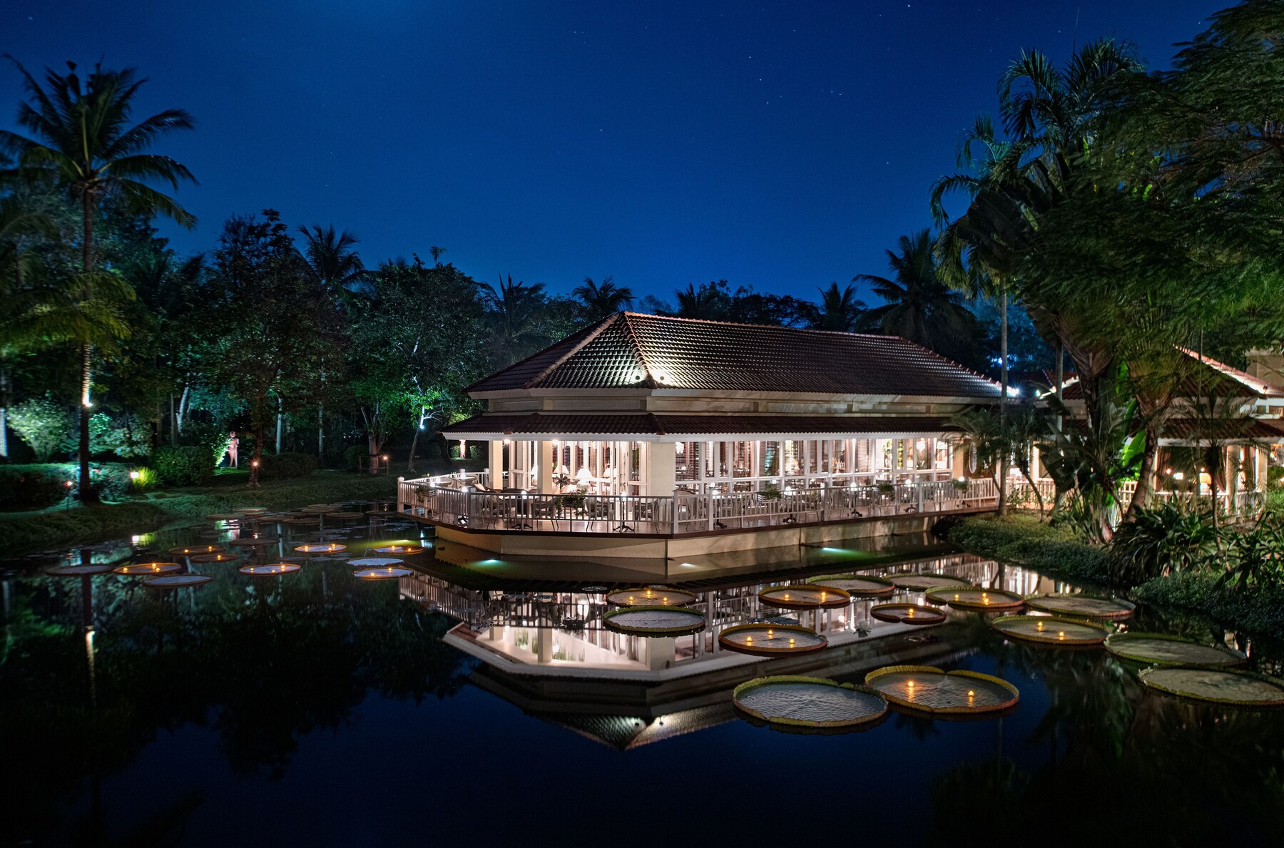 3 restaurants; breakfast, lunch and dinner served 