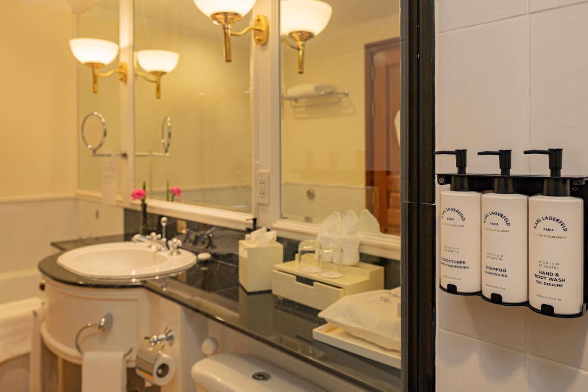 1 bedroom, hypo-allergenic bedding, down duvets, minibar