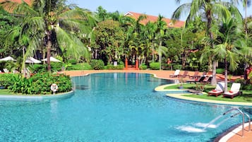 Piscina externa, funciona das 7h às 20h, barracas de cortesia