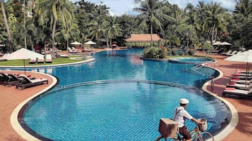 Piscine extérieure, cabanons gratuits, parasols de plage