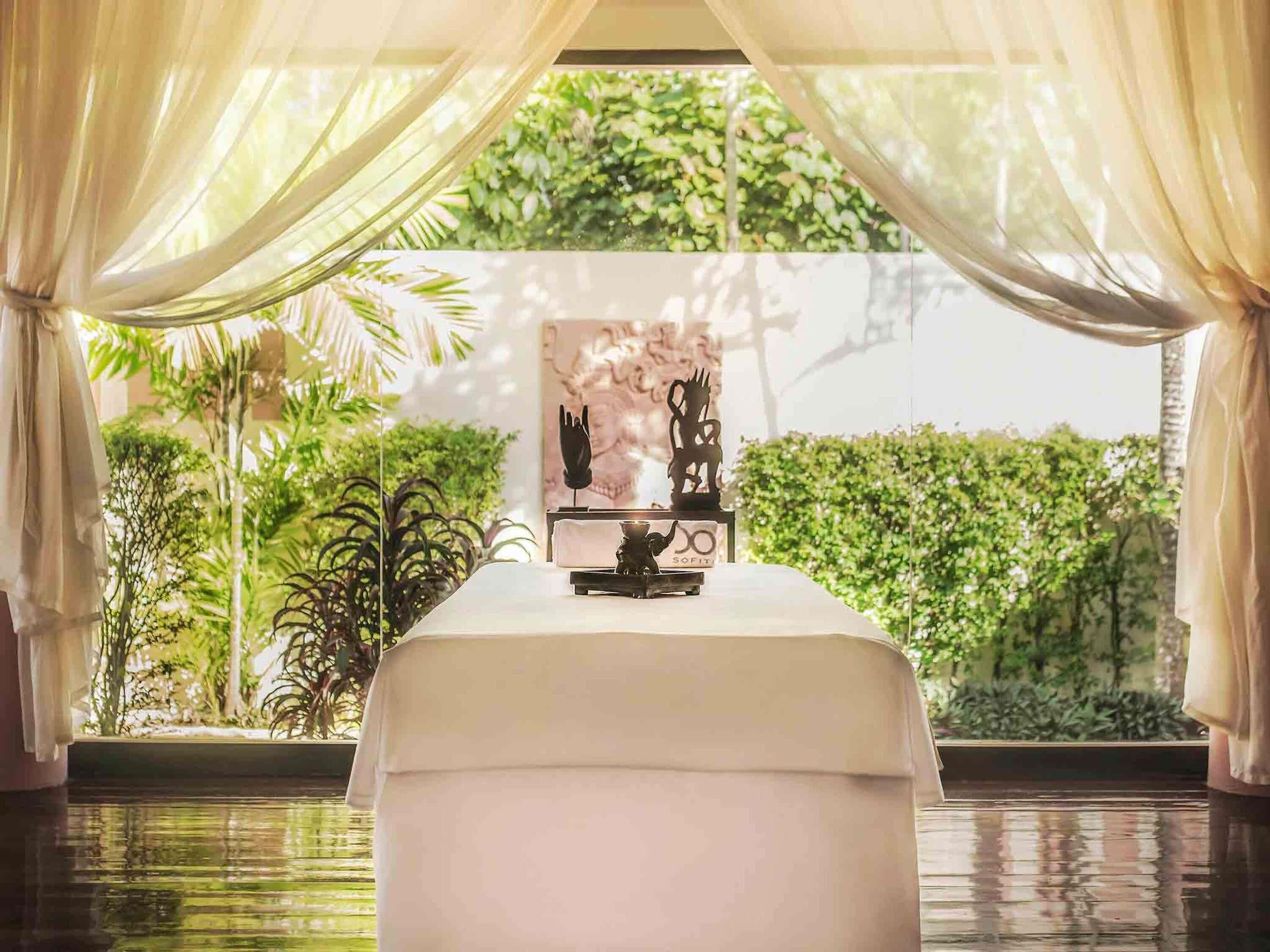 Couples treatment room(s), sauna, hot tub, steam room, body treatments