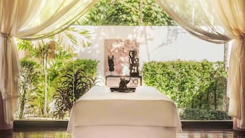 Couples treatment room(s), sauna, hot tub, steam room, body treatments