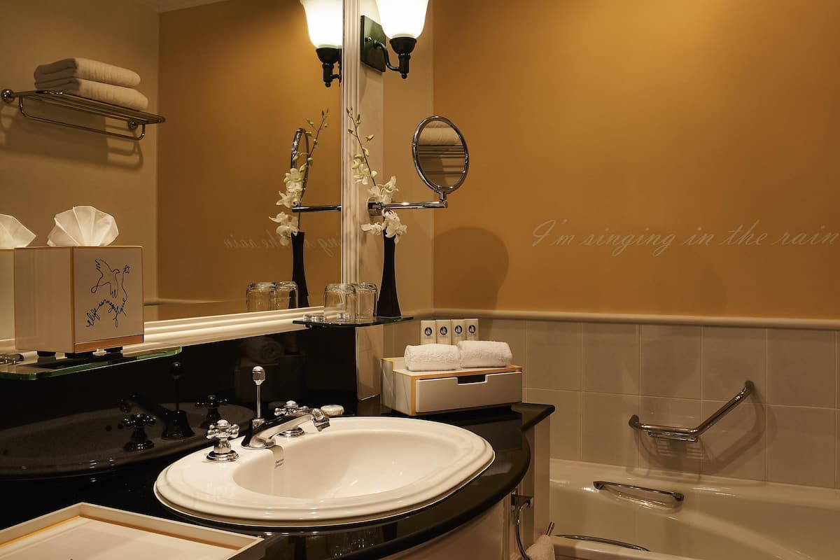 1 dormitorio, ropa de cama hipoalergénica, edredones de plumas y minibar