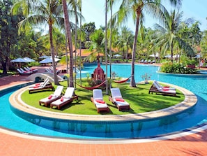 Una piscina al aire libre, cabañas de piscina gratuitas, sombrillas